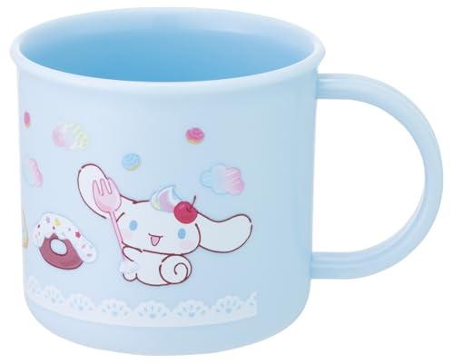 シナモロールシナモロール/径7.4×横9.5×高6.8cm/KE4A-72092・パッケージ個数:1・サイズ：径7.4×横9.5×高6.8cm・材質：ポリプロピレン・原産国：日本シンプルで使いやすいプラコップ。 取っ手付きで持ちやすく、落としても割れにくいので、小さなお子さまもご利用いただけます。 名前シール付きで幼稚園や学校にピッタリ。 電子レンジOK。 食洗機対応でお手入れ簡単です。 ※ご使用の際はパッケージの説明書きをよくお読みください。 ※掲載画像はあくまでイメージです。 実際の商品とは色・柄等が異なる場合がございます。 何卒ご了承ください。