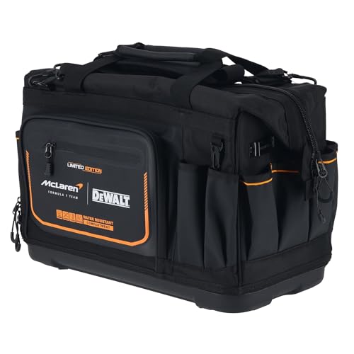 角型バッグブラック&オレンジ/-/DWST60104-9・Style:角型バッグ・パッケージ個数:1・DEWALT×MCLAREN オフィシャルパートナーF1チームとのスペシャルコラボデザイン！・撥水・耐久性に優れ日常からレジャー、アウトドアと幅広く使用できるマルチバッグ・防水防塵(IP54)仕様・最大積載:25Kg、33個のポケットやホルダーによる高い収納力・グローブ着用時も扱いやすいU字型ジッパープル●DEWALT×MCLAREN オフィシャルパートナーF1チームとのスペシャルコラボデザイン！ ●タフネスと高い収能力、工具ブランドならではの機能性。 ●撥水・耐久性に優れ日常からレジャー、アウトドアと幅広く使用できるマルチバッグ。 ●33個のポケットやホルダーによる高い収納力。 ●防塵・防水(IP54)ポケット&底トレー付きで様々なシーンで活躍。 ●人間工学に基づいた持ちやすく使いやすい設計。 ●上部を完全に開くと収納スペースが1.5倍に。 ●グローブ着用時も扱いやすいU字型ジッパープル。 ●撥水・撥塵・耐久性に優れた1680デニールポリエステル生地。 ●最大積載：25kg
