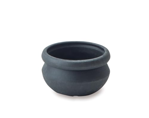 シンプル モダンブラック/約φ5×H3cm/64080・Color:ブラックSize:約φ5×H3cm・パッケージ個数:1・本体サイズ:約φ5×H3cm・本体重量:約40g・素材・材質:アルミニウム・原産国:インド・底穴有●鉄のような無骨な風合いが魅力のブルータポットです。 ●無機質なアルミの質感が、植物本来の粗々しさや力強さを引き立ててくれます。 ●割れにくく扱いやすい植木鉢です。 ●直植えできる水抜き穴付きです。 ●植物とお部屋を自由にコーディネートし、緑のある暮らしをお楽しみください。 ※アルミニウムの性質上傷、腐食、凸凹、黒ずんだ汚れがある場合がございます。 ※ハンドメイドの為、形状、色味、質感等個体差がございます。特性上予めご理解下さい。 ※腐食の原因となりますので製品に傷がつくような取り扱いや金属たわし、ブラシの使用はお避け下さい。 ※ヒビ、欠け、スリ傷等入った場合、思わぬ時に破損する場合やケガをする場合がございますので十分にご注意下さい。