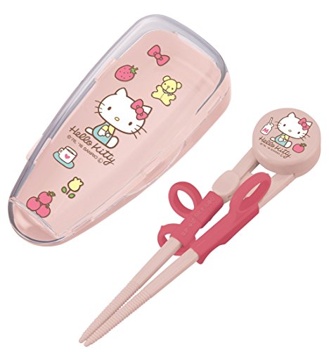 キティ70年代/-/ADXT1S-A・Color:キティ70年代・パッケージ個数:1・サイズ:箸の長さ=14cm(右手用) ケース=幅13.6×奥行6.5×高さ4.5cm・素材・材質:箸・カバー・ケース=ABS樹脂 リング=シリコン樹脂・生産国:中国・セット内容・付属品:トレーニング箸+ケース・対象年齢:2~7才サンリオ50周年を記念して、70年代の昭和レトロな特別デザインのハローキティが登場! 大好きなキャラクターと一緒に楽しくお箸の練習! 指に優しいシリコン製のソフトリング 箸先はすべり止め加工がされており、四角くつまみやすい! 3つのリングで箸の正しい持ち方が練習できる ケースにお箸を収納できるので持ち運びや保管の際に便利 ミッキー、プーさんなどのディズニーキャラからハローキティ他サンリオキャラクター、スヌーピー、トトロ、ムーミンなど人気キャラが勢ぞろい おしゃれでシンプルなベーシック柄など様々なデザインをラインナップしている 「 スケーター 」社製