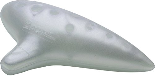 ホワイト/-/Pla Ocarina AC ホワイト・Color:ホワイト・パッケージ個数:1・リーズナブルで扱いやすいプラスチック製のオカリナ。お気軽に持ち歩く1本に、ちょっとしたプレゼントに、お子様用に、色々な用途にお使いいただけます。・アルトC調 / カラー:ホワイト・サイズ:40 x 135 x 90 mm・重量:95g・メーカー側の意匠変更により、予告なく外観上のデザイン・カラー等が変わる場合がございます。予めご了承ください。商品紹介 【NIGHT BRAND】 粘土から作られた笛。それが「オカリナ」です。 粘土は、実に不安定な素材です。水分を多く含む粘土は、乾燥や焼成の工程を経て縮小します。 粘土で楽器を作ることは大変難しい。しかし、私たちはチャレンジします。 良いオカリナをより多くの皆様のお手元にお届けしたい。そして、私たちのオカリナが皆様と音楽を結び付ける良い出会いであることを願っています。 そのような信念から、私たちは厳格な品質管理の下、ひとつひとつ丁寧にオカリナを製作しています。 オカリナが心に沁みる音色を奏でる。小さな小さな芸術作品です。 ■商品説明 リーズナブルで扱いやすいプラスチック製のオカリナ。 お気軽に持ち歩く1本に、ちょっとしたプレゼントに、お子様用に、色々な用途にお使いいただけます。 アルトC調 / カラー:ホワイト サイズ:40 x 135 x 90 mm / 重量:95g メーカー側の意匠変更により、予告なく外観上のデザイン・カラー等が変わる場合がございます。予めご了承ください。 安全警告 無し ご注意（免責）＞必ずお読みください 参考価格として表示しているのは商品発売時点でのメーカーの想定した価格です。