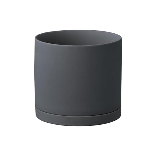 01) スタンダードタイプ_191ダークグレー/170x160mm/29200・Color:ダークグレーSize:170x160mmStyle:01) スタンダードタイプ_191・パッケージ個数:1・色:ダークグレー・サイズ、重量:φ170 x H160 mm / 約1550 g・材質:陶器・中国製健やかに育つ鉢の形状 鉢底に複数の穴があるので水はけがよく、また空気が循環しやすくなることで、根腐れが起こりにくくなります。 一体感のある受け皿 鉢と同じ直径の受け皿がセットされ、屋内でも安心して置くことができます。 ※受け皿に水が溜まらないよう、鉢底穴から水が出切ったことを確認してから受皿に置いてください。 ドライな質感の釉薬 ザラザラとしたドライな質感が植物のみずみずしさを際立たせ、通気性、透水性に優れているため、植物が健やかに育ちます。 ※素材の特性により、水に含まれるカルキなどの成分や土の色が鉢表面に滲み出る場合がございます。 スマートなデザイン ストレートなフォルムがミニマムな空間に馴染み、縦の動きを強調したいサボテンなどをスマートに演出します。 【お取り扱いのご注意】 ・製造上の特性により、サイズや形状が各々多少異なります ・釉薬の色ムラや艶など、各々風合いにばらつきがございます ・表面に焦げたような表情が見られる場合がございますが、これは焼成時に起こる陶磁器特有の窯変とよばれる現象です ・生地の表面にシワのような筋が見られる場合がございます ・素材の特性上、水に含まれるカルキなどの成分や土の色が鉢表面に滲み出る場合がございます ・通気性、透水性に優れているため、鉢や受皿が湿った状態になることがございますので、家具などの上に置く場合はご注意ください ・屋内で使用する場合は必ず受皿を敷いてご使用ください ・受皿に水が溜まらないよう、鉢底穴から水が出切ったことを確認してから受皿に置いてください ・転倒する恐れがありますので、ガタツキや傾きなどがある不安定な場所に置かないでください ・摩擦により床など接地面を傷つけることがありますので、移動する際はひきずらないでください