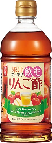 りんご-/500ミリリットル (x 1)/028045・FlavorName:飲むりんご酢Size:500ミリリットル (x 1)・パッケージ個数:1・?【圧倒的な飲みやすさ。毎日続けたくなる りんご酢 】果汁をたっぷり使用することで、 りんご 本来のやさしい甘みとフルーティーな香りを実現。酸味が強すぎず、ゴクゴク飲めるまろやかな味わいなので、 りんご酢 が苦手な方にもおすすめです。毎日の健康習慣として、無理なく続けられます。・?【果汁から丁寧に醸造。おいしさにこだわった飲む りんご酢 】厳選した りんご 果汁を使用し、果汁から丁寧に醸造。アルコール発酵・ 酢 酸発酵を経て仕上げた後、さらに果汁を加えることで、 りんご のコクと自然な甘みが引き立つ味わいに仕上げました。おいしさを追求した一本です。・?【酸っぱすぎない、まろやかな酸味】ほどよい酸味とフルーティーな香りが特長。刺激の強さを感じにくく、後味はすっきりとしています。大人はもちろん、お子様にも飲みやすく、家族みんなで楽しめる りんご酢 です。・?【飲み方いろいろ。アレンジ自在の りんご酢 】水や炭酸水で割商品紹介 ・果汁をたっぷり使用した、毎日続けやすい飲みやすさが特長の りんご酢 ドリンク です。 ・厳選した りんご 果汁を使用し、果汁から丁寧に醸造することで、自然な甘みとフルーティーな香りを引き出しました。 ・酸味が強すぎず、ゴクゴク飲めるまろやかな味わいなので、一般的な リンゴ酢 や お酢 が苦手な方にもおすすめです。 ・製造工程では、 りんご 果汁をアルコール発酵させた後、 酢 酸発酵を行い、さらに果汁を加える独自の製法を採用。 ・これにより、コクがありながらも後味はすっきりとした、飲みやすい 飲むお酢 に仕上げています。 ・刺激が少なく、ほどよい酸味のため、大人からお子様まで家族みんなで楽しめます。 ・水や炭酸水で割るだけでなく、ヨーグルトやアイスクリームにかけたり、紅茶で割ってアップルティー風にするなど、アレンジも自在。 ・フルーツや炭酸と合わせれば、ノンアルコールのサングリア風 ドリンク としても楽しめます。 ・毎日の健康習慣に取り入れやすい、飲むタイプの りんご酢。 ・おいしく続けられるからこそ、無理なく習慣化でき、健康を気遣う方や食生活を見直したい方にぴったりの一本です。 原材料・成分 りんご果汁、りんご酢/香料 使用方法 本品1+水2を目安にお好みで薄めてお飲みください。