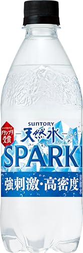 新天然水SPK_本体-/500ミリリットル (x 24)/-・Size:500ミリリットル (x 24)・パッケージ個数:1・原材料:ナチュラルミネラルウォーター／炭酸、炭酸K、塩化K、硫酸Mg・内容量:500ml×24・エネルギー:0kcal/100ml・商品サイズ(奥行x幅x高さ):42×28×22・原産国:日本商品紹介 サントリー 天然水 SPARKLING 500ml×24本は、サントリー天然水×独自のミネラル設計による「高密度・強刺激」な強炭酸水！清冽なおいしさのサントリー天然水を使用しております。天然水史上最高レベルのガス圧の強炭酸に加えて、独自のミネラル調整により、大量のきめ細かい泡が喉に流れ込む爽快な強刺激を実現。※飲用時ガス圧は流通条件により変わる可能性があります。ミネラル量の調整により、割元の酒の香りを引き立てて美味しくする、直接飲んでも割って飲んでもおいしい強炭酸水。仕事中や家事の合間のリフレッシュシーン、お風呂上りなどスカッしたい水分補給シーン、お酒の割材シーンなどでどうぞ。 原材料・成分 ナチュラルミネラルウォーター／炭酸、炭酸K、塩化K、硫酸Mg