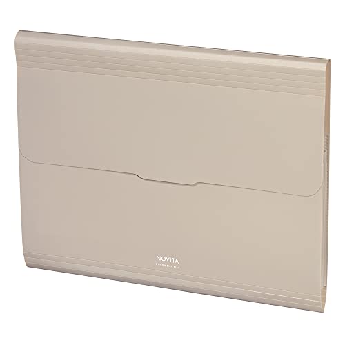 A4サイズ/12ポケットサンドベージュ/1個 (x 1)/フ-NV970LS・Color:サンドベージュStyle:A4サイズ/12ポケットPatternName:単品・パッケージ個数:1・ひとつひとつのポケットが大きく開いて欲しい書類がパッと見つかる・【サイズ】 A4(ヨコ型) 【収容枚数】 300枚・【外寸法(高さ・幅・背幅)】 256×339×20〜40mm・【カラー】 サンドベージュ・【材質】 表紙：R-PP、仕切り：PP■■ひとつひとつのポケットが大きく開いて欲しい書類がパッと見つかるドキュメントファイル■■ ・開きたいポケットのみを大きく開くことができる構造で、収容した書類が出し入れしやすく探しやすいです。 ・背幅が伸縮するので、スペースの無駄なく収容することができます。 ・仕切りの上部が階段形状になっており、パラパラとめくりやすく目的のポケットを検索しやすいです。また、前後のページが識別しやすいように仕切りは2色交互に配色をしています。 ・折り返しのしやすいフタになっており、書類を出し入れする時に邪魔になりにくいです。また、差し込み式のフタになっておりスリムです。 ・中身が透けない不透明色でインテリアに馴染みやすい ※背幅が広くなった場合、外寸法の高さは少し小さくなります。 ※気候等により若干変化することがあります。