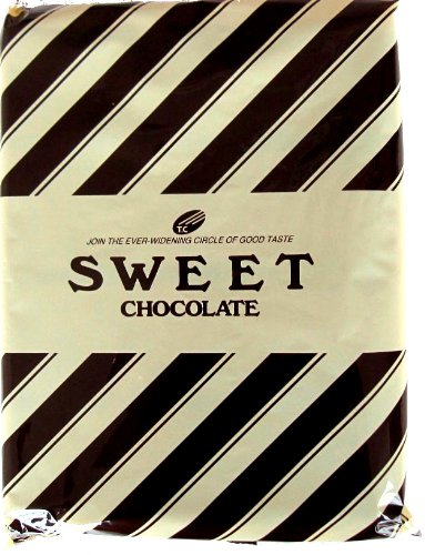 -/2kg/-・FlavorName:スイートSize:2kg・パッケージ個数:1・内容量:2kg・カロリー:564kcal(100gあたり)・原材料:砂糖、カカオマス、ココアバター、乳化剤、香料、(原材料の一部に乳成分、大豆を含む)・商品サイズ(高さx奥行x幅):255mmx40mmx195mm商品紹介 TCカカオマスの持つパンチのある苦みを活かしたスタンダードな純良スイートチョコレート。この質に対しリーズナブルな値段も魅力です。お得な大容量2kgサイズ。 ※純良チョコレート:日本国内の成分規格に沿って作られた、代用油脂を使っていないチョコレートには「純良チョコレート」と表記することが可能となります。日本にはまだなじみにの薄い表記ですが、フランス、ベルギー、イタリアといったヨーロッパの国々はチョコレートに代用油脂を添加する事に非常に敏感で市販の板チョコレートの商品パッケージに「純粋なカカオバターで作っています」と表示しているものが少なくありません。それは5%以下の代用油脂の添加を認めている英国やオーストリア等他の加盟国の商品との差別化をはかる為です。・原材料・成分 砂糖、カカオマス、ココアバター、乳化剤、香料、(原材料の一部に乳成分、大豆を含む) ご注意（免責）＞必ずお読みください 急激な温度差を避け、湿度の少ない28℃以下の冷暗所に保存して下さい。
