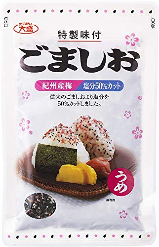 マルチ/70g×1個/-・パッケージ個数:1・原材料:黒ごま(輸入)、食塩、乳糖、乾燥梅塩、小麦粉、コーンスターチ/調味料(アミノ酸等)、酸味料、紅麹色素、甘味料(ソルビトール)、膨張剤(重曹)、(一部に小麦、乳成分、ごまを含む)・内容量:70g・商品サイズ(高さ×奥行×幅):185 mm×120 mm×17 mm弊社独自の製法により、ごまと同じ大きさの減塩調味塩顆粒を造り、ごまと調味塩が同量出る様に、食べやすく工夫しました。 そのごま塩に、酸味の効いた紀州産乾燥梅を配合した風味豊かな逸品です。 また本品は、弊社定番商品の従来のごま塩に比べて、塩分を50%カットし、紀州梅の量を2倍に増やしました。 おにぎりはもちろん、天ぷらや、パスタなどいろいろな料理の調味料としてご利用ください。