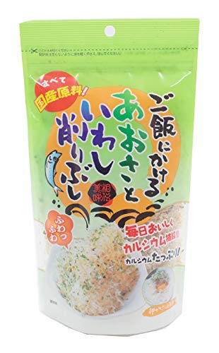 -/23グラム (x 10)/-・パッケージ個数:10・原材料:いわしの煮干し((いわし(国産))、あおさ(国産)・内容量:23g×10・商品サイズ(高さx奥行x幅):11.5cm×43.5cm×24cm・原産国:日本商品紹介 原料は「国内産いわしの煮干」と「国内産あおさ」のみを使用しております。煮干は青魚特有の苦味・臭みの原因である頭・内臓を取り除いてから切削しております。削り節は職人が削り刃を一枚一枚丁寧に調整し、極薄に削り上げ、そこにあおさを加えました。「ふわっふわ」の食感と食欲をそそる磯の風味をお楽しみください。鰹節の代わりご使用ください。お好み焼きや焼きそばとの相性は抜群です。※:合成着色料・酸化防止剤は無添加です。 原材料・成分 いわしの煮干し((いわし(国産))、あおさ(国産)