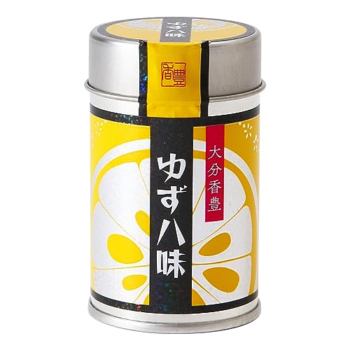 -/12グラム/-・パッケージ個数:1・九州産の柚子を使用したゆず八味です！・原材料:柚子表皮(九州産)、唐辛子、山椒、白ゴマ、黒ゴマ、青のり、青じそ、麻の実・内容量:12g・アレルギー表示:ゴマ商品紹介 九州産の柚子を使用したゆず八味です！ 柚子表皮(九州産)、唐辛子、山椒、白ゴマ、黒ゴマ、青のり、青じそ、麻の実の8つが入っております。 うどんやお鍋などにもオススメです。 唐辛子の辛みと大分の素材を活かした豊かな香りをお楽しみ下さい。 原材料・成分 柚子表皮(九州産)、唐辛子、山椒、白ゴマ、黒ゴマ、青のり、青じそ、麻の実