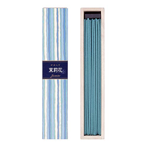 ホワイト/40 Sticks (Pack of 1)/38408・FlavorName:茉莉花Size:40 Sticks (Pack of 1)・パッケージ個数:1・自然界に存在する独特な 『 ゆらぎ 』 の世界は、私たちに快適な感覚を与えてくれます。・植物が成長するさま、波音、せせらぎ、色や光の変化など 自然の恵みから発せられる 『 ゆらぎ 』 はわたしたちに快適な感覚を与えてくれます。・ここちよい香りも　その 『 ゆらぎ 』 のひとつかもしれません。「かゆらぎ」は、そんな自然の恵みを想起させる和風の香りをお香にしました。商品紹介 自然界に存在する独特な 『 ゆらぎ 』 の世界は、私たちに快適な感覚を与えてくれます。植物が成長するさま、波音、せせらぎ、色や光の変化など 自然の恵みから発せられる 『 ゆらぎ 』 はわたしたちに快適な感覚を与えてくれます。ここちよい香りも　その 『 ゆらぎ 』 のひとつかもしれません。「かゆらぎ」は、そんな自然の恵みを想起させる和風の香りをお香にしました。 より 癒しに応える香り　お香 現代では、日本の伝統のお香は、世界の香り文化のトレンドの中にあります。 伝統の継承と新しい技術から次々と創造される現代のお香は、ヒーリング、リラクゼーション、癒しに応える香りとして認識されています。 「香りの効用」も科学的に深く研究されています。 今では、効用を知った上で、梅雨の時期の防臭に使用したり、ライフスタイルを形成する自己表現のひとつとして使用したりと、香りは現代の上質な暮らしに欠かせないものとして広まっています。文化と技術、その継承と創造 火と道具を手にした人類は文明を生み、そのときから香りの歴史が始まりました。貴重な火の持続のために焚き続けた炎の中から、あるとき偶然に立ちのぼった芳香。人はそれに神秘と力を感じ、人智を超えるものとして祈りや願いを託したのです。いま、世界の祈りの場では香が焚かれます。 ときめきとやすらぎを求める場にも香があります。香は、現代の至高の精神文化であり、こころ豊かな暮らしの文化となっています。古代インドからたどって4 000年。 東洋と西洋で独自の発展を遂げた香りの文化は、日本で再び出会い、融合し、新たな創造を加えて発展し続けています。 そしていま世界は、日本で完成された香の文化を中心に、香りを共通語にして、ひとつに結ばれようとしています。日本の香りの歴史 千数百年の時が育んできた日本の香り文化。 日本の香りの歴史は、6世紀の仏教伝来を緒に形成されてきました。 香木や香りのよい和漢植物等の香料を焚き、人々の祈りや願いをかぐわしい香りに託す。 こうした宗教的儀式が広がる一方で、香を焚く習わしは貴人たちの優雅な生活文化のひとつとなり、室町時代には、焚いた香木を当てる香り遊びが発展して芸道となり、「香道」が生まれました。江戸時代に入ると、お香づくりの技術はさらに発達し、庶民の生活にも取り入れられていきます。 現代にも使われているお香は、この長い「香」の歴史の中に位置づけられています。原料の厳選と安定確保 香りは多種多様な香原料の調合によってつくられます。 天然の貴重な香木や植物をはじめ、その粉体香原料、自然の花や草木などから抽出した香料、あるテーマに基づいて調香された香料。 それらは、産地やメーカーによって成分や特性がまったく違うため、香りの質に大きな影響を及ぼします。 日本香堂では、世界中から集まるさまざまな原料を分析し、品質や安全性、さらに供給の安定性などを吟味して、優れたものを調達するよう努めています。 また、調達ネットワークの新規開拓を進めるとともに、大規模な原料庫を設け、入手が困難になりつつある天然香原料を中心に大量の原料を保管。 将来にわたって、香りの質や安定した価格を維持するための対策を戦略的に推進しています。 原材料・成分 お香:タブ・香料・染料 香立て:陶器 安全警告 「かゆらぎ」は和花をモチーフにした、香りのシリーズ。お香をお部屋でたくと、ほのかな香りに包まれ、ひとすじのゆらぐ香煙は、安らぎのひとときをもたらしてくれます。これは「ゆらぎ」の世界です。「ゆらぎ」で心も体もゆるやかに、快適なひとときをお過ごしください。 爽やかで明るいジャスミンの香りです。 商品サイズ:高さ160mm×幅30mm×奥行25mm 箱含む重量:約45g 燃焼時間:約25分セット内容(成分):　タブ粉、香料 ご注意（免責）＞必ずお読みください 品質管理為当店での在庫致しておりません。 受注まとめての発注致しております。発注日により発送まで商品3日〜10日ほどかりります。メーカー欠品の場合メールでお知らせ致します。