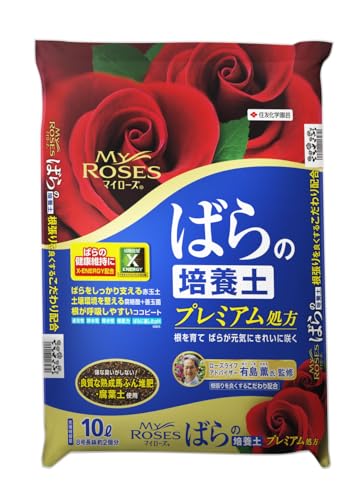 培養土_/10L/10L・Size:10L・パッケージ個数:1・『旧 住友化学園芸』剤型:培養土ローズライフアドバイザー有島薫氏監修によるばら専用培養土 【用途】 用土 【特徴】 ・保水性と保肥力に優れ、排水性と通気性を保つことで根張りの良い丈夫なばらを育てる ・ばらの株をしっかりと支える赤玉土をベースに、良質な熟成馬ふん堆肥、腐葉土、鹿沼土などの厳選素材をバランスよくブレンド ・肥料吸収を助け土に活力を与える腐植酸、鉄欠乏対策の鉄ポリフェノール、有用微生物資材などの配合でばらを丈夫に育て、美しい花を咲かせる株づくりをサポート 【注意事項】 ※植え付け時期は、関東以外の北と積雪地域の寒冷地では、春苗は5月中旬から6月中旬、大苗は4月中旬から5月中旬になります。 ※暖地の関東似南では、春苗は4月中旬から6月、大苗は11月中旬から2月に植え付けます。 ※大苗の植え付けの際の、植え付け前の準備は、固まっている根を手でほぐしながら広げ、自然に土に落ちる土は落します。 ※植え付け前、芽吹きを良くするため、マイローズばらの活力剤を薄めた水に1時間程度つけます。 ※植え付け方法は、径、深さともに24~27cm(8~9号)の鉢を用意します。 ※径、深さともに24~27cm(8~9号)の鉢を用意します。 ※植え付け後に、接ぎ木部分が土に埋まらないように、苗の高さを決めます。 ※なお、接ぎ木部分はウォータースペースを取るため、鉢の縁から約2cm下になるようにします。 ※粒状肥料、マイローズばらの肥料を、8号鉢で40g、9号鉢で60gを目安に混ぜ、苗の根を広げながら根の周りにしっかり土が入るように植え付けます。 ※培養土1L当り8g(ティースプーン4杯)が目安です。 ※まず、根の下から半分まで土を入れ、「マイローズばらの活力剤」を薄めた水を与えて湿らせ、土と根がなじむようにします。 ※残りの土を入れ、同様に水を与えながら植え付けます。 ※根がしっかりと張るまでは、株がぐらつかないように支柱で支えます。 ※マイローズばらの活力剤」を水で薄めて、鉢底から流れ出るまでたっぷりと与えます。 ※排水性、保水性に優れた培養土なので、普段の水やりは自動灌水機で行ってもかまいません。 ※春苗(新苗)、開花株の植え付けは、基本的な植え付け方は大苗と同じです。 ※「大苗の植え付け」を参考に植え付けます。 ※春苗は根を崩すと株が傷むので根鉢を崩さないようにし、開花株は根鉢を少し崩し、まわりの根をゆるめてから植え付けるのがポイントです。