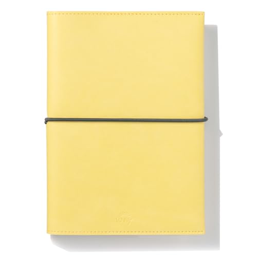 yellow/B6/LSD-55・Color:yellow・パッケージ個数:1・【セット内容】 ・カバー×1枚 ・手帳本体×1冊（スピン×2本） ・インデックスシール×1シート ・使い方冊子×2冊・【素材】 ・カバー：PUレザー、他 ・手帳本体：紙、他 ・インデックスシール：PET・【サイズ】 ・手帳本体：縦182mm×横128mm×厚さ15mm（B6） ・カバー込：縦193mm×横135mm×厚さ22mm（ゴムバンド含まず） ・パッケージ込：縦200mm×横140mm×厚さ21mm ・371g・【掲載内容】 ・年間ページ(全4ページ：2026.01 - 2026.12) ・フリーデイリーノートページ(全365ページ) ・マンスリーページ(全28ページ：2025.12 - 2027.01) ・インデックスページ ・ウィッシュリスト（全18ページ：2026年のやりたいことリスト／行きたい場所リスト（日本 ／ 海外）／読みたい本リスト／観たい作品リスト／行きたい場所リスト／欲しいものリスト／大切にしたいことリスト） ・おまけページ（紙のサイズ／年齢早見表／ID＆パスON も OFF も一緒に過ごしたい軽やかな使い心地のスタンダードカバー【フリーデイリー】。2017 年の発売以来、大人気のカバーがこだわりの手触りはそのままに新鮮なカラーリングで登場。ゴムバンドとのバイカラーがポイント。好きな色を選んで、晴れの1年を過ごしませんか？