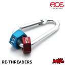 ACE TRUCKS THREADING DIES キングピンとアクスルシャフトのネジ切りダイスセット。 スケートツールやレンチに装着して、破損したアクスルシャフト、キングピンを修復する事が可能です。持ち運びにも便利なカラビナ付き!! 【セット内容】 アクスルシャフト：赤 キングピン：青 【検索用】 ACE TRUCK AF1 エース トラック スケートボード スケボー ネジ トラック専用 ナット RE-THREADER DIES ネジ切り AXLE KING アクセル キングピン ナット トラック用工具 TOOL ツール メンテナンス SKATEBOARD バレンタイン ギフト ホワイトデー お返し クリスマス プレゼント 誕生日 お祝い 母の日 父の日 敬老の日 母親 父親 友達 女性 男性 ※モニター等の状況によりカラーの見え方が多少変わってしまう場合もございます。予めご了承下さい。 【ラッピング】対応 マニアック（マニアックサーフ）で販売している商品は、スタッフが自信を持ってオススメ出来るサーフィン用品・アウトドア用品・スケートボード用品をはじめ、ストリート系・サーフ系アパレルグッズ各種も取り扱っています。商品に関するお問い合わせなどもお気軽にご連絡ください。メーカー希望小売価格はメーカーカタログに基づいて掲載していますDETAIL- ディテール - ※モニター等の状況によりカラーの見え方が多少変わってしまう場合もございます。予めご了承下さい。