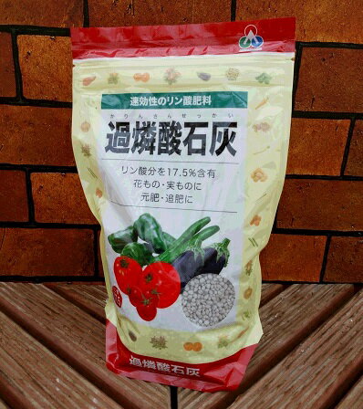 りん酸を17〜20％含む速効性の酸性肥料です。 花もの 実ものには特に効果があります。 元肥、追肥いずれにも使えますが、 堆肥、牛ふんなどと併用するとより効果が上がります。 ■内容量：700g ※吸収性が高いため過剰施肥にはご注意下さい ■製造元：朝日工業