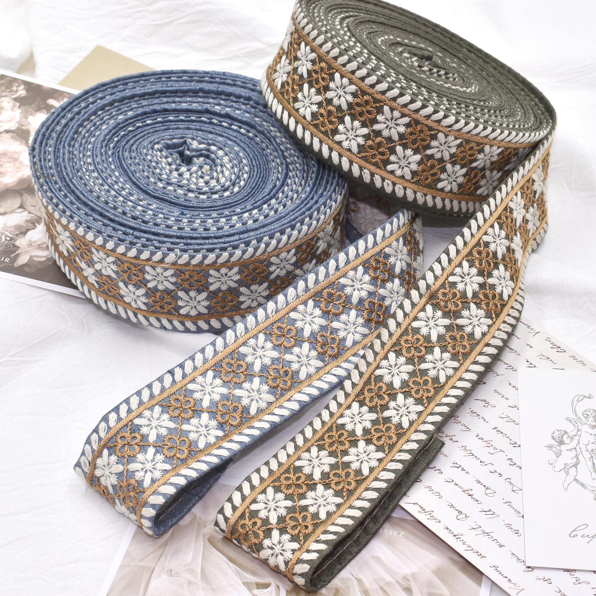 インド刺繍リボン　ガーリー可愛い四つ葉と花柄刺繍リボン　幅40mm　10cm単位　切り売り　(30cm以上)