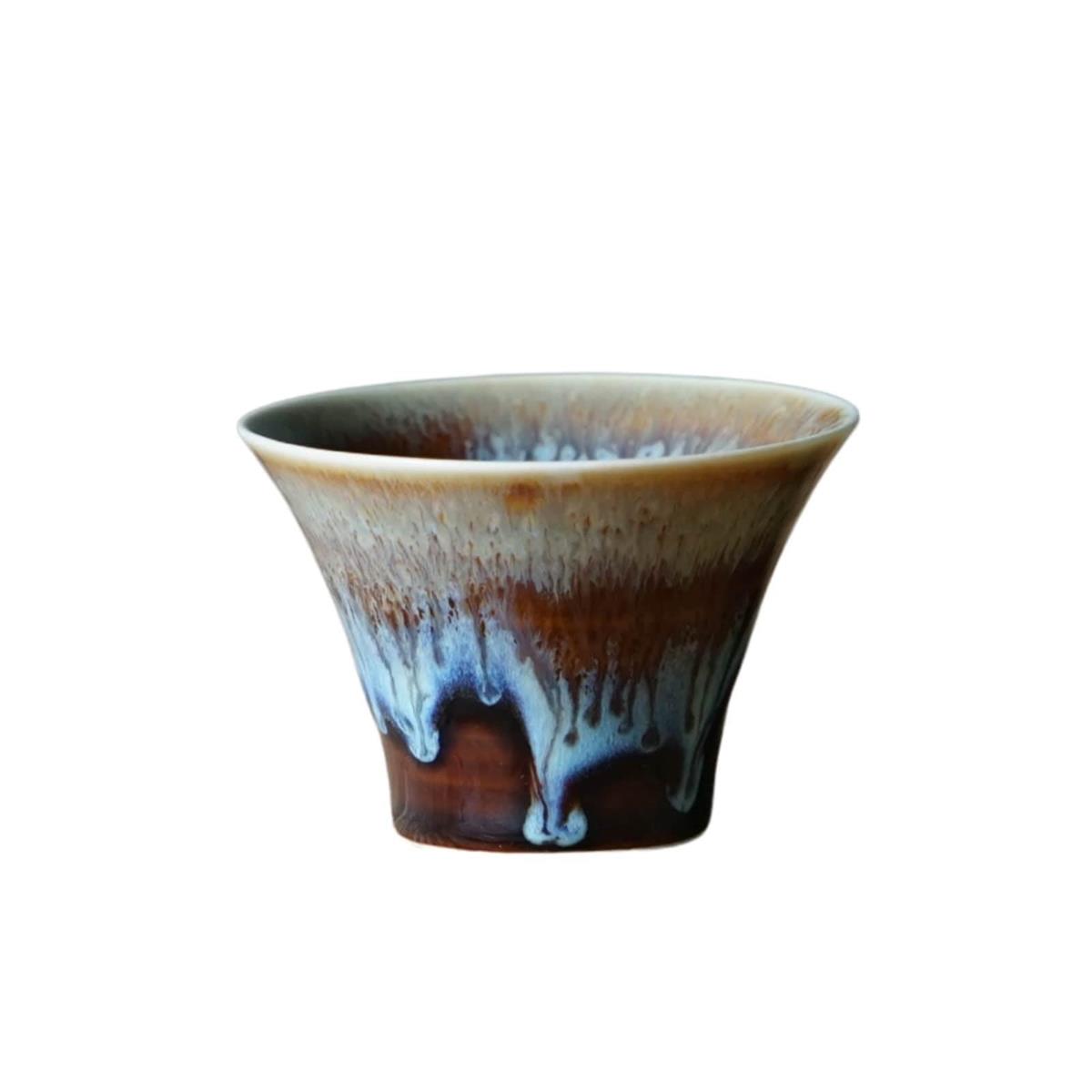 サイズ：商品サイズ:約7.5×7.5×5cm◆商品名：波佐見焼 「 IREKO 」 窯変 食器 いれこ椀 ミニ 小鉢 そば猪口 ボウル フリーカップ 琥珀 直径約8×高さ約5cm 食洗機対応 電子レンジ対応 日本製 420429商品サイズ:約7.5×7.5×5cm容量:約75ml商品重量:約100g素材:磁器生産国:日本 長崎県波佐見町で生産される波佐見焼シリーズIREKO 窯変。 形状はスリム&モダンで無駄のないデザインで、そのフォルムのスタイリッシュさで料理を引き立てます。 マトリョーシカのようにスッキリと収納できます。 小付けやデザート、ソースやジャムなどを入れるときなど色々な場面で活躍します。 予期しない釉薬の流れや色や文様に変わる窯変の器で、一つひとつがオンリーワンのものです。 特別なシーンはもちろん、普段使いにもぴったりです。 食洗機・電子レンジに対応しています。