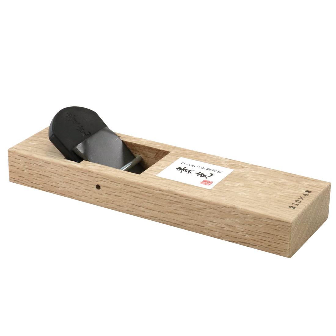 カラー：ブラウン◆商品名：与板利器 貴克 替刃式鉋 48×210mm ブラウンサイズ:48mm刃部:炭素工具鋼(SK-5)台:樫商品紹介 刃研ぎ不要の替刃式タイプ【用途】木材の切削【特徴】・逆目を押さえる、裏金付(鉋の刃が木目に引っ掛からないように調整)・木目が判りにくい場合、板の表面に指を滑らせる・替刃の交換で鋭い切れ味が持続【注意事項】※金属は切れませんのでご使用にならないで下さい。※用途以外に使用しないで下さい。※お子様の手の届かない場所に保管して下さい。 ご注意(免責)＞必ずお読みください 木以外のものは削らないでください。刃先は非常に鋭利になっておりますので、特に細心の注意を払ってお取扱いください。幼児の手の届くところに置かないでください。