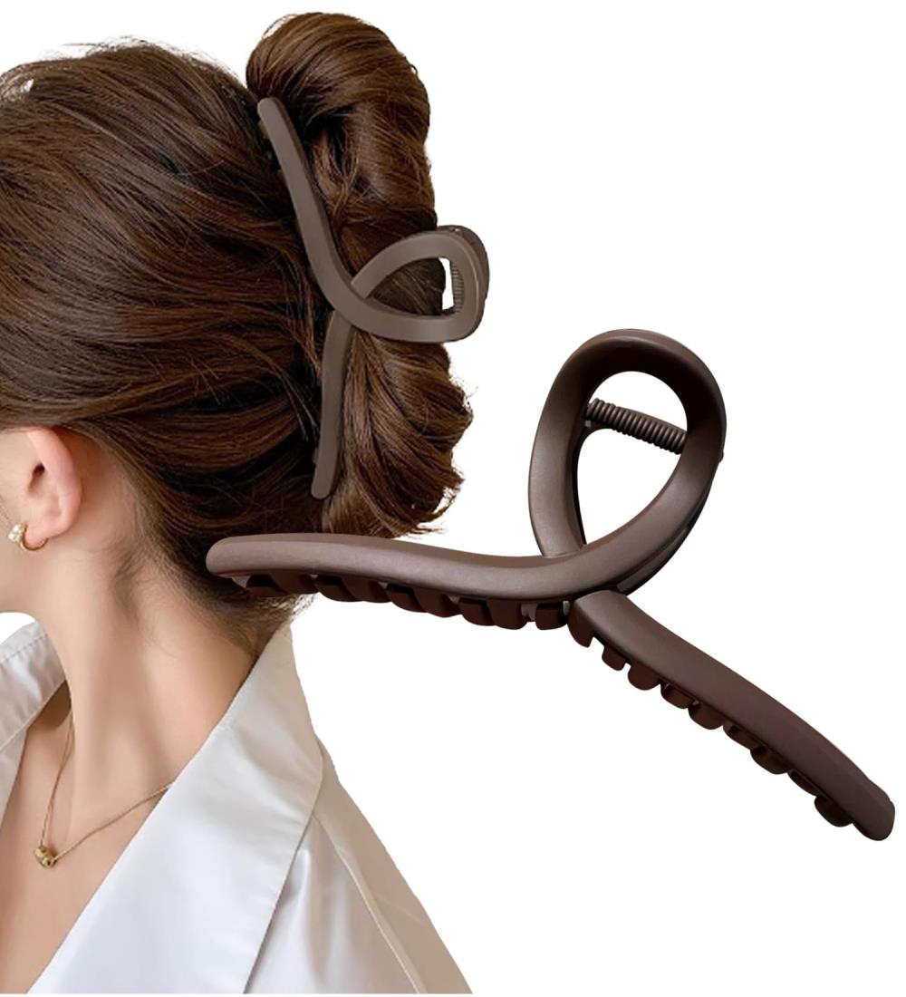 スタイル：おしゃれ◆商品名：Herbeluemily ヘアクリップ ヘアクロー ダッカール バンスクリップ 特大 大きめ マットカラー 15cm ダークブラウン HM-0079-R02-DB・髪をしっかりまとめたい方にぴったりの特大サイズ15のバンスクリップです。トレンド感のある艶消しのマットカラーもとってもオシャレ。シック＆クールな雰囲気にまとめたい時にもピッタリです。・シンプルデザイン＆ベーシックカラーのヘアクローだから、レディース・メンズ問わずにユニセ ックスにお使いいただけます。ロングヘアやウェービーヘアをざっくりまとめたい時に大変便利な大きめヘアクリップです。・ジム・スポーツ・部活のようなアクティブなシーンはもちろん、通勤・オフ ィスでのお仕事時に、学校や塾での勉強の際など、OLさんや学生さんなどのきちんと髪をまとめたい方にもぴったり。・旅行やお風呂、プールや銭湯などさっと髪をまとめたい場面に一本あると大変便利なアイテムです。お友達やご家族とのお揃いやシェアにもおススメです。・商品サイズ：約15×約8※詳細サイズは画像をご覧ください。