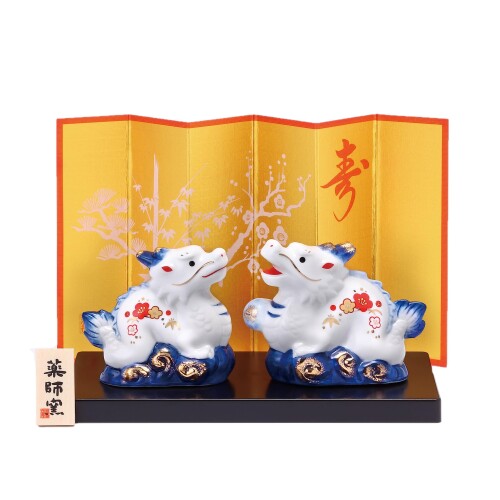 薬師窯(yakushigama) 2024年 干支 染錦 招福 辰(阿吽) サイズ:(阿)高さ6cm×横巾7.5cm (吽)高さ5.5cm×横巾6.5cm 2024年の干支です。良き年を迎える為に縁起の良い干支飾り。飛躍の年になりますように。 2024年の干支です。良き年を迎える為に縁起の良い干支飾り。飛躍の年になりますように。 商品コード20067041021商品名薬師窯(yakushigama) 2024年 干支 染錦 招福 辰(阿吽)型番61サイズサイズ：(阿)高さ6cm&times;横巾7.5cm (吽)高さ5.5cm&times;横巾6.5cmカラー招福 辰(阿吽)※他モールでも併売しているため、タイミングによって在庫切れの可能性がございます。その際は、別途ご連絡させていただきます。※他モールでも併売しているため、タイミングによって在庫切れの可能性がございます。その際は、別途ご連絡させていただきます。