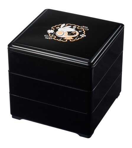 割烹漆器? 若泉漆器 重箱 6.5寸重 黒 うさぎ小づち（内黒）深型 3段H-161-36A 外寸　19.5×19.5×16.4cm 金運上昇や飛躍、子孫繁栄、家内安全などの願いが込められています。 5〜6人用の重箱に使われることが多いサイズです。 「めでたさが重なるように」「福が重なるように」という願いを込めて「重箱」に詰めます。各段に詰められた料理はそれぞれ意味を持ち、お正月の食卓を華やかに演出する縁起の良い容器です。 商品コード20081825032商品名割烹漆器? 若泉漆器 重箱 6.5寸重 黒 うさぎ小づち（内黒）深型 3段H-161-36A型番H-161-36Aカラー黒※他モールでも併売しているため、タイミングによって在庫切れの可能性がございます。その際は、別途ご連絡させていただきます。※他モールでも併売しているため、タイミングによって在庫切れの可能性がございます。その際は、別途ご連絡させていただきます。