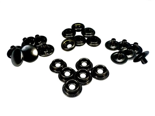 イチネンアクセス ファミリーツール(FAMILY TOOL) リングホック #7060 ([ファイ]13mm) ブラックニッケル 10組入 56331 材質:鉄 メッキ:ブラックニッケル サイズ:A/約12.5mm、B/約3.3mm、C/約7mm、D/約11mm、E/約4mm、F/約8mm、G/約12mm、H/約3.3mm、I/約6mm、F/約11.5mm 下穴サイズ:直径4mm リングホック(ジャンパーホック)(頭径13mm)。 取り付けには穴あけ工具(パンチ)と専用取付工具(ハンドプレスと専用駒または専用打ち棒等)が必要です。 服飾 ■財布 ■鞄 ■ポーチなどの手芸品やハンドメイド製品に。 安心の日本製。 取付工具はファミリーツール(FAMILY TOOL) 打ち棒セット リングホック #7060用(#57609)をご使用ください。 別売のハンドプレス(#57500 ■57501 ■57502 ■57503 ■57504)をお使いの際は、ファミリーツール(FAMILY TOOL)ハンドプレス用 駒 リングホック #7060用(#57548)を取り付けてご使用ください。 商品コード20074827037商品名イチネンアクセス ファミリーツール(FAMILY TOOL) リングホック #7060 (&phi;13mm) ブラックニッケル 10組入 56331型番56331カラーブラックニッケル※他モールでも併売しているため、タイミングによって在庫切れの可能性がございます。その際は、別途ご連絡させていただきます。※他モールでも併売しているため、タイミングによって在庫切れの可能性がございます。その際は、別途ご連絡させていただきます。
