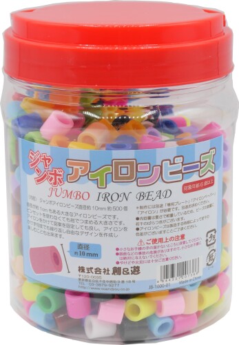 創＆遊 ジャンボ アイロンビーズ JAR 入り サイズ 直径 約 10mm 色アソート 約500個入り JB-1000-01 10ミリ の ジャンボ アイロンビーズ です。 セット内容: 直径約 10mm 基本色15色アソート約500粒入り ケースサイズ:約100mm×100mm×135mm 中国製 対象年齢:6歳以上 創&遊 ジャンボ アイロンビーズ JAR 入り サイズ 直径 約 10mm 色アソート 約500個入り JB-1000-01 10ミリ の ジャンボ アイロンビーズ です。 セット内容: 直径約 10mm 基本色15色アソート約500粒入り ケースサイズ:約100mm×100mm×135mm 中国製 対象年齢:6歳以上 アイロンを使用します。火傷や火災などの思わぬ事故の危険がありますので必ず大人の方と一緒に作ってください。 ビーズはとても小さいです。口の中には絶対に入れないでください。 ビーズの量は重量で計測しておりますので、数量にばらつきがあります。 商品コード20081823044商品名創＆遊 ジャンボ アイロンビーズ JAR 入り サイズ 直径 約 10mm 色アソート 約500個入り JB-1000-01型番JB-1000-01サイズ直径約10mmカラーアソート※他モールでも併売しているため、タイミングによって在庫切れの可能性がございます。その際は、別途ご連絡させていただきます。※他モールでも併売しているため、タイミングによって在庫切れの可能性がございます。その際は、別途ご連絡させていただきます。
