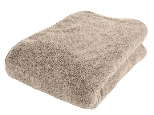 Kosugizen 日毎に (ひごとに) タオル バスタオル ふんわりマイクロタッチ モカグレー 60×120cm 吸水・速乾 お風呂上り 1枚 AMF-2081-1MG 【バスタオル1枚】商品タイプ:中厚手/ふわふわタイプ 吸水速乾 【サイズ】:約60×120cm 【生産国】:中国 素材:ポリエステル85% ナイロン15% 【軽くて使いやすい バスタオル】軽やかで、しっとりとした肌さわり。ふんわり柔らかく吸水性にすぐれたバスタオルです。触れるだけでサッと吸水。こすらず優しく当てるだけで、タオルドライが出来ます。ジメジメした梅雨時期や真冬の洗濯でも乾きやすいので、お洗濯も楽々です。 【ふわふわマイクロファイバー】カットパイルのマイクロファイバー繊維は、ふんわりとやわらかな質感で、なめらかな肌触り。お肌への引っ掛かりが少なく快適な使い心地です。 【バスタオル1枚】商品タイプ:中厚手/ふわふわタイプ 吸水速乾 【商品仕様】 サイズ:約60×120cm 重量:約208g(1枚あたり) 生産国:中国 ■カラー:モカグレー 【日ごとにタオル(higoni.towel) 】 毎日の暮らしの中で、それぞれの暮らしになじんでいくように。 そんな思いをこめて、日毎に(ひごとに)と名づけました。 私たちは1911年創業。110周年を迎える老舗タオル専門商社小杉善株式会社と申します。『こんなタオルがあったらいいね!』長年タオルを販売し続けてきた私たちが、「日々一緒に過ごしたくなるタオル」「タオルとの暮らし方提案」をコンセプトにモノづくりをしました。 【抜群の吸水力】 ■マイクロファイバーパイルが毛細血管現象で水分をすばやく吸収、拡散します。 【ふわふわの使い心地】 ■ふんわりとした質感でなめらかな肌触り。ふわふわなマイクロファイバー繊維を使ったタオルです。 【シンプルなデザイン】 どんな場面でも使用しやすい落ち着いた色とシンプルなデザイン。 【軽くてやわらか】 見た目のボリュームよりも軽く、コンパクトで機能的なタオルです。 【ご注意事項】 ■塩素系漂白剤は色落ち、変色の原因となりますので使用しないでください。 ■アイロン、乾燥機などの使用はお避けください。ポリエステル ■ナイロン素材は熱に弱く、縮みや劣化の原因となります。火気や暖房器具での感想は絶対にしないでください。 ■使いはじめは遊び毛(毛羽)の脱毛がございます。また柔軟剤のご使用は、吸水性が悪くなったり、毛羽落ちの原因となりますのでご注意ください。 商品コード20081691047商品名Kosugizen 日毎に (ひごとに) タオル バスタオル ふんわりマイクロタッチ モカグレー 60&times;120cm 吸水・速乾 お風呂上り 1枚 AMF-2081-1MG型番AMF-2081-1MGサイズバスタオルカラーモカグレー※他モールでも併売しているため、タイミングによって在庫切れの可能性がございます。その際は、別途ご連絡させていただきます。※他モールでも併売しているため、タイミングによって在庫切れの可能性がございます。その際は、別途ご連絡させていただきます。