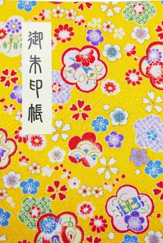 マツオカ 御朱印帳 アコーディオン式朱印帳 縮緬 ビニールカバー付き 40ヶ所朱印可能 日本製 梅黄 約16.2×11.2×1.2cm A013 本体サイズ:約16.2×11.2×1.2cm 本体重量:約154g 素材・材質:(表紙)縮緬風生地、(本紙)奉書紙 原産国:日本 ビニールカバー付き / ページ数:40ヶ所朱印可能 ■御朱印集めを楽しみたい方に不可欠な神社や寺を参拝した証に「御朱印」をいただくための御朱印帳です。 ■蛇腹タイプは、両面使えるのでたくさんの御朱印が集められるのが嬉しいです。 ■表紙 ■本紙共に、素材もよくしっかりとしたつくりなので、ページがいっぱいになるまで長く使えます。 ■墨が染みにくい奉書紙と呼ばれる厚手の和紙を使っているため、御朱印がにじみにくいです。 ■裏写りしにくい二重構造になっており、綺麗に保存ができるかどうかという基準にしている方に最適です。 ■コンパクトなサイズ感なので、旅行や参拝時の持ち歩きに便利です。 ■美しい模様なので、カバンの中に入れていてもすぐに見つかりそうなこだわりのデザインが魅力です。 ■一冊がいっぱいになるまで使い続けるものだから、ぜひお気に入りデザインを見つけてみてください。 ■神社用とお寺用で分けて持っておくのもおすすめです。 ■神社巡りをこれから始めたい方に、御朱印帳をお探しの方に、お寺や神社が好きな方にぴったりです。 ■神社巡りや御朱印集めが趣味のお友達やご家族、職場の方への贈りものにも喜ばれそうです。 ※和紙、奉書紙は天然の素材を原料としておりますので、シミや異物の混入のようにみえるかもしれませんが、天然の素材の特性ですので、ご了承ください。 商品コード20066333067商品名マツオカ 御朱印帳 アコーディオン式朱印帳 縮緬 ビニールカバー付き 40ヶ所朱印可能 日本製 梅黄 約16.2&times;11.2&times;1.2cm A013型番A013サイズ16.2&times;11.2&times;1.2cmカラー梅黄※他モールでも併売しているため、タイミングによって在庫切れの可能性がございます。その際は、別途ご連絡させていただきます。※他モールでも併売しているため、タイミングによって在庫切れの可能性がございます。その際は、別途ご連絡させていただきます。