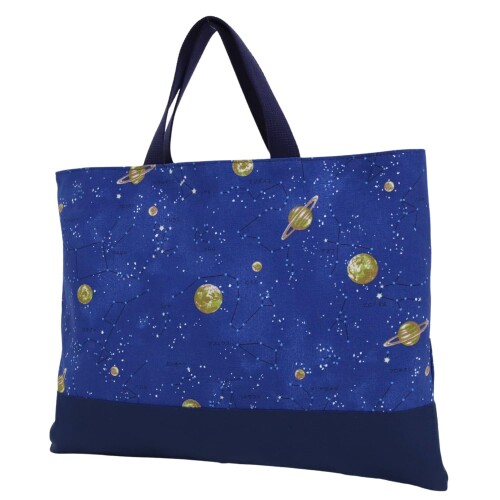 (清原) 男の子 レッスンバッグ 横40cm×縦30cm 星座 ネイビー NNF17-LB 入園 入学準備 に最適なレッスンバッグ。内側には 名前 が書ける タグ 付きで便利。 入園 入学祝い にもおすすめです。星座のなまえはいくつ知ってるかな?男の子におすすめの柄。プリント部分の表布の素材は入園入学に使いやすいオックスに撥水加工を施し、タイパ重視の忙しいママと汚すことの多い男の子向けに対応できる素材になっています。 商品本体サイズ:横約40cm×縦約30cm×持ち手長さ約30cm 安心の 日本製 素材:【プリント表布】撥水加工・綿100%【無地表布・裏布】綿100% 【テープ】アクリル / 液温は40度を限度とし、手洗いができます。 商品のサイズは概寸を記載しております。商品の仕様上、アイテムによっては若干の誤差が生じる場合がございます。モニターによっては現物と若干色合いなどが異なる場合がございます。予めご了承ください。 商品コード20081085072商品名(清原) 男の子 レッスンバッグ 横40cm&times;縦30cm 星座 ネイビー NNF17-LB型番NNF17-LBサイズ大カラー星座 ネイビー※他モールでも併売しているため、タイミングによって在庫切れの可能性がございます。その際は、別途ご連絡させていただきます。※他モールでも併売しているため、タイミングによって在庫切れの可能性がございます。その際は、別途ご連絡させていただきます。