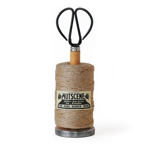 Nutscene Salvaged Mill Bobbin Holder with Spool of Twine BOBBT Red カラー:Red 麻ひも:直径7×高さ11.5cm ボビン:直径6×高さ13cm~8×16cm はさみ:長さ10.5cm ■つる性植物の誘引などのガーデニング用途はもちろん、様々なシーンで使える便利な麻ひもです。 ■麻ひもとアンティークボビンとはさみのセット。 ■3本編みの麻ひもです。 ■麻ひもがなくなったら好きな色の麻ひも スプールをセットしてください。 商品コード20081667101商品名Nutscene Salvaged Mill Bobbin Holder with Spool of Twine BOBBT Red型番BOBBT※他モールでも併売しているため、タイミングによって在庫切れの可能性がございます。その際は、別途ご連絡させていただきます。※他モールでも併売しているため、タイミングによって在庫切れの可能性がございます。その際は、別途ご連絡させていただきます。