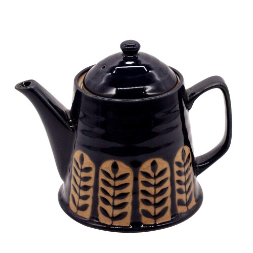 美濃焼 ポット 約450ml ローレル 紺 日本製 500-07 商品サイズ:約10.7×12.3cm 商品重量:0.4kg 容量:約450ml 素材:陶器 生産国:日本 美濃焼とは、岐阜県の土岐市 ■多治見市 ■瑞浪市 ■可児市に跨る地域で製作される陶磁器。 現代の美濃焼は非常にバリエーションが豊富で、伝統的な織部 ■志野 ■黄瀬戸はもちろん、様々な色彩や形のやきものの生産が盛んに行われています。 同じ釉薬でも、窯に置く位置や炎の具合で焼き上がりの色が異なります。釉薬や化粧土の具合で色の濃淡や垂れになる場合もあります。 原料となる陶土には、鉄粉が含まれており、焼成後、表面に小さな黒点が表れることがあります。特に赤土や黒土に多く含まれます。 商品コード20076098110商品名美濃焼 ポット 約450ml ローレル 紺 日本製 500-07型番584-03サイズ450mlカラーネイビー※他モールでも併売しているため、タイミングによって在庫切れの可能性がございます。その際は、別途ご連絡させていただきます。※他モールでも併売しているため、タイミングによって在庫切れの可能性がございます。その際は、別途ご連絡させていただきます。