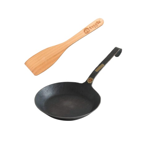 TURK ターク クラシックフライパン 3号 22cm ターナー付 サイズ(約):W22.0×H11.5×D41.0cm ブナ材のヘラ付き。1枚の鉄板より打ち出されたこだわりの鍛造クラシックフライパン。熟練した鍛冶職人のアルバート=カール ■タークが1857年にターク社を創設し、ドイツの鉄製品製造の中心地に工場を構え、150年以上変わらない製法でフライパンを作り続けています。 鉄の塊を高温で加熱して鍛造してくタークのフライパンは、つなぎ目のない一体型ですので取っ手がとれてしまうこともありません。「100年使えるフライパン」と言われるように、何代にもわたってお使いいただけるフライパンです。 テフロン加工のフライパンとくらべ、片手で振ったりできる軽さはありませんが、熱伝導がよく保温性に富み、食材の持ち味を充分に引き出し美味しく仕上げることができます。また鉄は油との相性も抜群でフライパン全体にきれいに油がなじみます。 鉄フライパンは強度も高く堅剛で空焼きしても劣化がありません。使えば使うほどなじみ、よりよく美味しく調理でき風合いも増します。ドイツはもとよりヨーロッパで,このマイスターが作るクラシックなフライパンが見直され生産が追いつかない状況です。 焼き慣らしも簡単です。まず軽く洗剤で洗い、油をまんべんなくフライパンにひいて、ジャガイモやニンジンなどの野菜くずと小さじ1杯の塩で炒めます。野菜に火が通り、フライパンの底が黒くなり始めたら焼き慣らしが完了です。 手作りのため、表記のサイズ ■重さと異なる場合がございます。サイズ フライパン(約):W220×H115×D410(mm)、ヘラ:W295xH65xD5(mm) 商品コード20082243112商品名TURK ターク クラシックフライパン 3号 22cm ターナー付型番4562191983426サイズ22cmカラーブラック※他モールでも併売しているため、タイミングによって在庫切れの可能性がございます。その際は、別途ご連絡させていただきます。※他モールでも併売しているため、タイミングによって在庫切れの可能性がございます。その際は、別途ご連絡させていただきます。