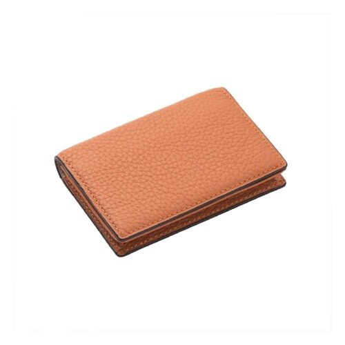 ブレイリオ モルビド名刺入れ通しマチ OR×GD ブレイリオ　モルビドシリーズ 名刺ケース 【カラー】オレンジ/ガーデニア 通しマチ 【素材】牛革 「モルビド」は、1958年に創業されたイタリア最大規模の老舗タンナー「マストロット社」によるレザーを使用したシリーズです。「マストロット社」は、イタリアを始め世界のファッション業界からインテリア(ソファー)、最高級車のシートまで広く使用されています。ふくよかでしなやかな手触りを持ちながら、型崩れやキズに強い「マストロット社」の独自の技術で生み出されたしなやかで丈夫なレザーです。大切なパートナーを長くお使いいただくために、すり切れ劣化に強い切れ目加工(コバ磨き ■コバ塗り)を施し、コバ部分を豆カンナで削り、面を何度も磨いて整え、断面に目止め加工(断面をパサつかさないように処理)され、最後に一面一面に塗料を塗り仕上げています。ブレイリオが手掛ける「モルビド」は、発色の良いメインカラーをいかす柔らかな落ちついた色の組み合わせをお楽しみいただけます。 商品コード20034073114商品名ブレイリオ モルビド名刺入れ通しマチ OR&times;GD型番161-34カラーオレンジ／ガーデニア※他モールでも併売しているため、タイミングによって在庫切れの可能性がございます。その際は、別途ご連絡させていただきます。※他モールでも併売しているため、タイミングによって在庫切れの可能性がございます。その際は、別途ご連絡させていただきます。