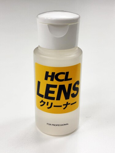 堀内カラーレンズクリーナー60ml 光学レンズ、光学プリズム、金属加工部品、熱可塑性・熱硬化性プラスチックレンズ類の手拭き専用洗浄液です。 カメラレンズ、眼鏡、OA機器のガラス面などについた汚れを洗浄します。洗浄力が強く、拭き跡が残りにくいのが特長です。 カメラおよび顕微鏡等のレンズ清掃に最適な専用洗浄液です。スマートフォン、タブレット、携帯ゲーム機等の液晶画面のクリーニングにもおすすめです。 レンズ、メガネ、OA機器などの皮脂や指紋の汚れをよく落とします。 商品コード20081685115商品名堀内カラーレンズクリーナー60ml型番35093カラー透明※他モールでも併売しているため、タイミングによって在庫切れの可能性がございます。その際は、別途ご連絡させていただきます。※他モールでも併売しているため、タイミングによって在庫切れの可能性がございます。その際は、別途ご連絡させていただきます。