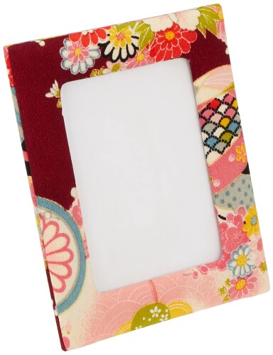 丸全(Maruzen) 写真立て 和柄 雑貨 一越ちりめん 彩花 フォトスタンド サイズ:約15.5×6.5×20cm 本体重量:約0.115kg 材質:レーヨンちりめん・厚紙・紙・エンビ 原産国:日本 ハンドメイド商品の為、生地の色や風合い、生地の柄の出かたなどが製品ごとに異なります ちりめんで作られた写真立て レーヨンの一越縮緬を使用 一越縮緬とは、ちりめんの中でもシボ(表面のでこぼこ)が細かく、高級感があるのが特徴 古典的なデザインの柄行きが魅力 一つ一つ手作りされたハンドクラフト商品 和室の装飾、模様替えにピッタリ プレゼントや海外土産におすすめ 商品コード20076193121商品名丸全(Maruzen) 写真立て 和柄 雑貨 一越ちりめん 彩花 フォトスタンドサイズ約15.5&times;6.5&times;20cmカラーレッド※他モールでも併売しているため、タイミングによって在庫切れの可能性がございます。その際は、別途ご連絡させていただきます。※他モールでも併売しているため、タイミングによって在庫切れの可能性がございます。その際は、別途ご連絡させていただきます。