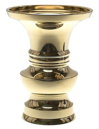 セカンドライフ 仏具 花立て 地花 No.84 4.5寸 磨きタイプ サイズ:口径/10.2cm、高さ/13.9cm、底径/6.6cm 重量:495g 材質:真鍮 銅器仏具の産地、高岡で製造された仏具商品。 地花は花立の一種。 地火灯、玉香炉と組み合わせて三具足(みつぐそく)で使用する。 三具足は中央に香炉を置き、右側に地火灯、左側に地花を置いて使用する。 三具足で使用される場合燭台の大きさは、花立より二サイズ大きいのが一般的です。(花立4.5地火灯6.0)玉香炉は、同じサイズ又は一寸法下がりです。 ご家庭の仏壇に合ったサイズのものをお選びください。 三ヶ月位を目安に市販の金属研磨剤で磨いて下さい。 商品コード20081783131商品名セカンドライフ 仏具 花立て 地花 No.84 4.5寸 磨きタイプサイズ4.5寸※他モールでも併売しているため、タイミングによって在庫切れの可能性がございます。その際は、別途ご連絡させていただきます。※他モールでも併売しているため、タイミングによって在庫切れの可能性がございます。その際は、別途ご連絡させていただきます。