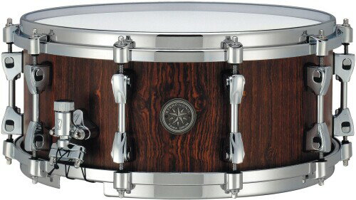 TAMA タマ Starphonic スターフォニック ブビンガ スネアドラム 14"X6" 9ply 7mm PBC146 サイズ:口径14"×深さ6" シェル:7mm/8ply bubinga + outer 1ply cordia カラー: MNC (マット・ナチュラル・コルディア) フープ:Grooved Hoop (10lug) ストレイナー/バット:“Linear-Drive" Strainer / Detachable Butt 説明 豊かな中低音の鳴りが特徴のブビンガシェルを、従来に比べシェル厚を薄めに設定したことでサウンドに柔らかさをプラス。シェル鳴りの重厚さを適度にシェイプアップし、ブビンガ独特の厚みのあるローエンドを残しつつも、柔らかな温かな響きを獲得しています。 また、Grooved Hoopとのコンビネーションによって生み出されるコシの強さは、STARPHONICの中でも際立ったキャラクターと言えます。 商品コード20066555147商品名TAMA タマ Starphonic スターフォニック ブビンガ スネアドラム 14&quot;X6&quot; 9ply 7mm PBC146型番PBC146※他モールでも併売しているため、タイミングによって在庫切れの可能性がございます。その際は、別途ご連絡させていただきます。※他モールでも併売しているため、タイミングによって在庫切れの可能性がございます。その際は、別途ご連絡させていただきます。