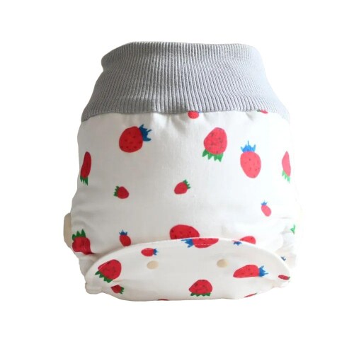 kucca(クッカ) 布おむつカバー パンツ型カバー Miss Strawberry Crazy LLサイズ 22W-PK800-リブ グレー サイズ:LL 使用生地:ダブルガーゼ綿100%、撥水布(内蔵防水布)ポリエステル100%、リブ部分 綿54%・ポリエステル44%・ポリウレタン2% 製造:日本製 テキスタイルデザイン:emoemo (kuccaオリジナルテキスタイル) サイズ目安:12kgくらいから Kuccaオリジナルテキスタイル第4弾。みんな大好きいちご柄ですよ〜いちごフリークさんにはグッとくるデザインです ※現在販売しているのはリブカラーがグレーのもののみです。 商品の特徴 おむつなし育児にも最適のパンツ型布おむつカバーはkuccaだけのオリジナルデザイン おむつ替えも楽しくなるような可愛いデザイン。男女ともにGOOD。 肌に優しい、綿100%のダブルガーゼを使用。 通気性もよく、丈夫で乾きやすいのが特徴です。 中地には撥水布が入っているので漏れも防ぎます。 どこに触れても優しく、お腹や太もものラインなどの特に擦れの気になる部分にも気を使い、かぶれがないようなデザインに仕上げました。 1つ1つ熟練の職人が心をこめて手作りで作り上げました。 気持ちのこもった、優しい布おむつカバーです。 トレーニングパンツではなく、パンツタイプの布おむつカバーとなります。 中側前後に、輪おむつや成形おむつなどの布おむつを差し込むべロがありますので、そちらにおむつの端を挟み込む状態で使用します。 もちろん従来の輪おむつでも使用できます。 おむつカバーのパンツバージョンではありますが、成形おむつとの使用にとても相性が良いので、おむつ卒業期のトレパンのような使用にもおススメです。 産褥ショーツのようにおまたの部分がスナップボタンで開閉できるようになっているので、 立ったまま、汚れた布おむつを外すことも可能なので、おむつなし育児にも最適のカバーです。 カバーが汚れていなければ、おしりを拭いて、新しい布おむつをあてればOK。 ( ※立ったままカバーを履かせたままで新しい布おむつを着けることも可能ですが、布おむつがずれないよう、べロに挟み込む必要がありますので、 慣れるまでは、おしりを綺麗にしたあと、一度カバーも脱がせ、新しい布おむつをカバーに装着してから、再度履かせることをおススメします。) もちろんねんねの状態でしたら、従来通りの交換スタイルで、カバーはそのままで、布おむつをべロに挟み込み、スナップボタンを閉じれば終わりです。 ゆるゆるうんち時期の場合は、テープ式のカバーの方が相性が良いかと思いますが、パンツ型の場合は、まずはウンチのついた布おむつを外し、 おしりを綺麗にしてから、カバーを脱がす等の工夫をおススメします。 2つ折りの輪おむつ2枚使用は厚みが増す関係で着用が難しいかもしれませんので、成形おむつとの併用や輪おむつの折り方の工夫が必要です。 排泄物(おしっこかうんちか)やお子様のおむつ交換時の状況など、その場その場の状況によって使い分けることによって、ぐんとお世話が楽になるアイテム間違いなしです。 おまたがOPENするのはkuccaだけ kuccaのパンツカバーは、完全オリジナル企画。 人気の秘密は、おむつなし育児やトイレトレーニングにも視野に入れたデザインであること。 おまたが開くので立ったままの布おむつの交換が可能。 全部脱がせなくても、すぐにおまるやトイレにあずけられます。 イメージは産褥ショーツです。排泄の事前報告が始まりだしたら、布おむつを差し込まずにそのままトレーニングパンツのように使用することも。 これさえあれば、便利の1枚になります。 縫製レベルの高さは国内産だからこそ 縫製の方法は、ピンからキリまであり、1つの始末でも大変な差が出ます。 特にこのカバーはパイピング始末はありません。 パイピング法は、大量生産に多いのですが、縫製の手間が下がります。 でも特に横もれしやすい布おむつ。太もも部分は特に気をつけたいところ。 アンモニアと赤ちゃんの大事な肌との摩擦を少しでも軽減するように、計算したデザインと縫製法です。 縫製の仕方や技術は、お値段にも直結してしまうのですが、安価なカバーとの差は、縫製の質の差とご理解いただければさいわいです。プロがていねいに縫製しています。 丈夫で長くご愛用できるのもkuccaのカバーだからこそ。 リブ腹巻とズレ防止ポッケ 春夏ではそのまま。ボトムスなしで着用していただけるように、冬場は冷え対策にも安心の、おなかもすっぽりリブ腹巻は、年間通して気持ちよく過ごせるポイントです。 内側にあるポッケは、おむつを差し込んで使用。ズレを防止するので、成形おむつだけでなく、輪おむつでも併用できます。 ※kuccaネームタグ側がお尻になります。 商品コード20082249165商品名kucca(クッカ) 布おむつカバー パンツ型カバー Miss Strawberry Crazy LLサイズ 22W-PK800-リブ グレー型番22W-PK800-リブサイズLLカラーMiss Strawberry Crazy※他モールでも併売しているため、タイミングによって在庫切れの可能性がございます。その際は、別途ご連絡させていただきます。※他モールでも併売しているため、タイミングによって在庫切れの可能性がございます。その際は、別途ご連絡させていただきます。
