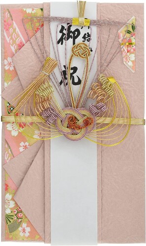 伊予結納センター 祝儀袋 金封 結婚御祝用 宝船 ピンク 21×12.5cm V100-19 本体サイズ:約21×12.5×1cm 本体重量:約43g 素材・材質:紙 原産国:日本 付属品:中袋、短冊(金寿・御結婚御祝・御祝・無地) 金額の目安:5万~10万 ■伝統的な水引を用いた美しい金封です。 ■お二人の門出を祝う特別な日。あなたらしさが伝わるご祝儀袋でお祝いしたいですね。 ■お好みのカラーやタイプで選べる、おしゃれなデザイン金封です。 ■お祝いごとの金封は袱紗に包んで持参するのが礼儀です。 ■「ご祝儀袋」の書き方やお札の入れ方、包み方にはマナーがあります。おふたりの門出を祝う結婚式では縁起を担ぐことも多いので、きちんとお祝いのマナーを知っておけば安心です。 商品コード20080401182商品名伊予結納センター 祝儀袋 金封 結婚御祝用 宝船 ピンク 21&times;12.5cm V100-19型番V100-19サイズ21&times;12.5cmカラーピンク※他モールでも併売しているため、タイミングによって在庫切れの可能性がございます。その際は、別途ご連絡させていただきます。※他モールでも併売しているため、タイミングによって在庫切れの可能性がございます。その際は、別途ご連絡させていただきます。