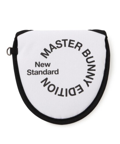 (マスターバニーエディション) 継続定番商品 パターカバー (NEW STANDARD) (マレット型用) / ゴルフ PT / 758-6984205 030_ホワイト FR FR:幅 15cm、高さ 14.5cm ※採寸した寸法に多少の誤差が生じてしまう場合がございます。 ■MASTER BUNNY(マスターバニー) 継続定番商品 パターカバー [NEW STANDARD] (マレット型用)758-6984205 ■MASTER BUNNY by PEARLY GATES (マスターバニー バイ パーリーゲイツ)より マレットタイプ用 パターカバーの登場です。 スタイリッシュなアスリートムード溢れるマスターバニー エディションのセンスが光るツイル素材の マレット用パターカバーに仕上がっています! 。 扱いやすく丈夫なツイル素材で大切なパターを移動の際の衝撃や傷から守ります。 マスターバニー エディションらしいスタイリッシュでお洒落なルックスはゴルフ場でも注目の的になること間違いなしです! 。 ■パターカバー ■ マレットタイプ用パターカバー ■NEW STANDARD/ツイル素材 ■ユニセックス(男女兼用) ■スポーティーなサークルロゴマークがポイントになったデザインです。 ■同シリーズの併せて持ちたいアイテムです。 ■継続定番商品 キャディバッグ [NEW STANDARD] (9.5型 ■47インチ対応 ■スタンド式)758-6980201 ■ 継続定番商品 ヘッドカバー [NEW STANDARD] (ドライバー用) 758-6984201 ■継続定番商品 ヘッドカバー [NEW STANDARD] (フェアウェイ用 ■番手3.5.7.X対応)758-6984202 ■継続定番商品 ヘッドカバー [NEW STANDARD] (ユーティリティ用 ■番手3.4.5.X対応)758-6984203 ■継続定番商品 パターカバー [NEW STANDARD] (ピン型用)758-6984204 ■継続定番商品 アイアンカバー [NEW STANDARD] (ドローコード付き)758-6984207 ■継続定番商品 トートバッグ [NEW STANDARD]758-6981201 ■継続定番商品 カートバッグ [NEW STANDARD]758-6981203 ■ 継続定番商品 シューズケース [NEW STANDARD]758-6984206 ■継続定番商品 ボールポーチ [NEW STANDARD] (カラビナ付き)758-6984208 ■継続定番商品 スコープケース [NEW STANDARD] (カラビナ付き)758-6984209 ■ゴルフが2倍楽しくなる人気ブランドMASTER BUNNY by PEARLY GATES (マスターバニー バイ パーリーゲイツ)からの商品です。 ■ 【MASATER BUNNY契約プロ】芹沢信雄プロ、藤田寛之プロ、キム ■ヒョンソン プロ、原英莉花プロ、上田桃子プロ、木戸愛プロ、ユン ■チェヨンプロ、上井邦裕プロ、小鯛竜也プロなど数多くの有名プレイヤーが着用しております。 商品コード20082229185商品名(マスターバニーエディション) 継続定番商品 パターカバー (NEW STANDARD) (マレット型用) / ゴルフ PT / 758-6984205 030_ホワイト FR型番758-6984205サイズFRカラー030_ホワイト※他モールでも併売しているため、タイミングによって在庫切れの可能性がございます。その際は、別途ご連絡させていただきます。※他モールでも併売しているため、タイミングによって在庫切れの可能性がございます。その際は、別途ご連絡させていただきます。