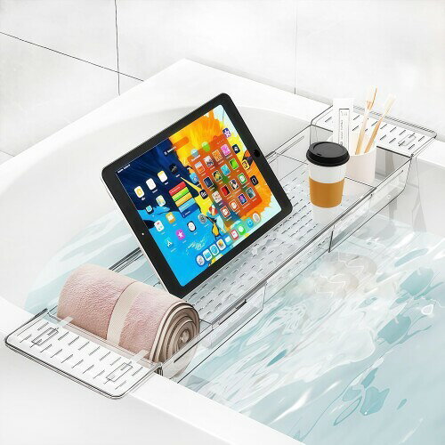 バスタブトレー 伸縮式 お風呂 テーブル お風呂グッズ 錆びにくい 浴室収納 バステーブル バストレー 滑り止め 伸縮サイズ56.5〜80cm 【伸縮式デザイン】伸縮可能な設計を採用しており、さまざまなサイズのバスタブにフィットします。トレーの両端はスライド式で自由に調節可能なため、設置時に無理な力をかけることなく、しっかりと安定して設置できます。引っ越し先や使用環境が変わっても使い続けられるのが大きな魅力です。ご家庭のバスタイムに、もっと自由で快適な収納スペースを提供します。 【大容量収納】トレーの各所に設けられた仕切りやスタンドスペースにより、タブレット、スマートフォン、ワイングラス、バスソルト、シャンプー、ボディソープなどを一括で整理整頓できます。さらに両端には小物置きスペースも備えており、キャンドルやアロマディフューザーを置いて、リラックス空間を演出することも可能です。快適なバスタイムをサポートするために、機能性と使いやすさを両立させたデザインになっています。 【プラスチック素材】ABS樹脂素材を使用しており、軽量で扱いやすいだけでなく、耐久性にも優れています。水に強く、長時間使用しても変形しにくいため、毎日の使用にも安心してお使いいただけます。また、金属製品と違ってサビの心配もなく、お手入れも簡単。透明感のあるデザインは、どんなバスルームにも自然に溶け込み、清潔感と高級感を演出します。 【滑り止め付きで安定感抜群】トレーの底面には滑り止めパッドが付いており、設置した際にズレたり傾いたりするのを防ぎます。お風呂場の縁にしっかりと固定されるので、タブレットやグラスなどを置いても安心して使用可能です。滑りやすい浴室内でも安定感を保ち、安全性にも配慮された設計となっており、リラックスした時間を過ごせます。 【排水穴付きで衛生的な設計】トレーの底部には排水用のスリットが多数設けられており、水が溜まりにくくなっています。これにより湿気やカビの発生を防ぎ、常に清潔な状態で使用できます。特にバスソルトや石鹸など水分がつきやすいアイテムを置くスペースにも最適。水はけが良いため、使用後の掃除や乾燥も簡単で、長期間衛生的にご使用いただけます。 商品コード20078015193商品名バスタブトレー 伸縮式 お風呂 テーブル お風呂グッズ 錆びにくい 浴室収納 バステーブル バストレー 滑り止め 伸縮サイズ56.5〜80cm型番KESYGTP-Tサイズ56*17カラークリア※他モールでも併売しているため、タイミングによって在庫切れの可能性がございます。その際は、別途ご連絡させていただきます。※他モールでも併売しているため、タイミングによって在庫切れの可能性がございます。その際は、別途ご連絡させていただきます。