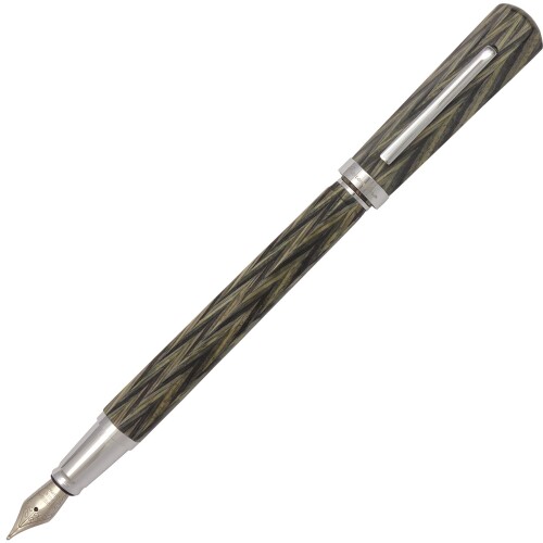 エクシム 万年筆 フィオレンティナ マエストロ F660-25 水性染料インク 6角軸 【重量】28g 【サイズ】139mm 【カートリッジインク】シュナイダー6601黒、シュナイダー6603青対応 【材質(軸)】メープル(楓)材、バーチ(樺)材を染色、スライスして合板した特殊木材 【 "Maestro" マエストロ 】 ヘキサゴナルの柔らかなフォルムが高級感と快適なグリップ感を生み出します。 フィオレンティナ(Fiorentina)筆記具は、ルネッサンス文化の雰囲気と、手に優しい木の温もりを味わっていただけるものです。 イタリア北部コモ湖地方の世界に誇る染色技術のもとに、メープル(楓)材、バーチ(樺)材を染色しスライスして合板するという手法で生み出された特殊木材を使用しています。 染色木材の色の組み合わせと、色々の角度 ■形状に削り出すという方法で、フィレンツエのシンボルである「花の聖母教会」(Basilica di Santa Maria del Flore)の壁面のモザイク模様をモチーフにした美しい幾何学模様を実現しました。 商品コード20063907200商品名エクシム 万年筆 フィオレンティナ マエストロ F660-25型番F660-25カラーF660-25※他モールでも併売しているため、タイミングによって在庫切れの可能性がございます。その際は、別途ご連絡させていただきます。※他モールでも併売しているため、タイミングによって在庫切れの可能性がございます。その際は、別途ご連絡させていただきます。