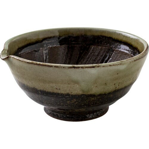 みのる陶器(Minorutouki) nagara(ナガラ) 160すり鉢 栗皮茶 サイズ:約Φ16×H7.3cm 重量:約449g 容量:約710ml 生産国:日本(美濃焼) 素材・材質:陶磁器 「nagara(ナガラ)」160すり鉢 栗皮茶をご紹介します。 明治43年創業の「マルホン製陶所」の職人による美しい櫛目、味わい深い釉薬の色合いが温かいデザイン。 昔ながらの伝統の技を受け継ぐ物は、時代が変わっても魅力があります。 丸みが手にフィットし使いやすく、コロンとした形が渋かわいい! 注ぎ口があるのでとろろやソースもかけやすく、便利ですよ。 「nagara(ナガラ)」は90皿、マグ、95すり鉢、160すり鉢の4形状展開です。 商品コード20066757223商品名みのる陶器(Minorutouki) nagara(ナガラ) 160すり鉢 栗皮茶型番4965583049425カラー栗皮茶※他モールでも併売しているため、タイミングによって在庫切れの可能性がございます。その際は、別途ご連絡させていただきます。※他モールでも併売しているため、タイミングによって在庫切れの可能性がございます。その際は、別途ご連絡させていただきます。