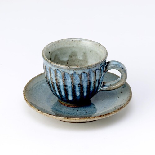 鴻月（こうげつ） コーヒーカップ ソーサー セット 陶器 信楽焼 青 日本製 64871-3-3265 サイズ:皿、直径13.7×高さ2.2cm　コーヒーカップ、直径8.1×6.6cm 原産国:日本 日本を代表する陶器、信楽焼。 日本六古窯(にほんろっこよう)の一つで、わび ■さびが今に伝える陶器としても人気です。 陶器好きの方にもお喜びいただけるでしょう。 滋賀県甲賀市信楽の質の良い土で作られた信楽焼は、土の質感や風合いを活かし、素朴でありながら自然の力強さを感じられるのも大きな特徴です。 商品コード20078169236商品名鴻月（こうげつ） コーヒーカップ ソーサー セット 陶器 信楽焼 青 日本製 64871-3-3265型番64871-3-3265サイズ直径8.1&times;6.6cmカラー青※他モールでも併売しているため、タイミングによって在庫切れの可能性がございます。その際は、別途ご連絡させていただきます。※他モールでも併売しているため、タイミングによって在庫切れの可能性がございます。その際は、別途ご連絡させていただきます。