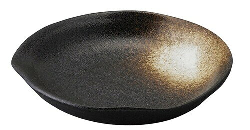 テーブルウェアイースト 中皿 17cm 黒備前 片口櫛目 和食器 ・こちらは備前焼風の和食器。・放射状に櫛目模様が入り縁には片口が施された手の込んだ造りで、高級感ある上品な佇まい。・ダークな色は食材の色を引き立たせ、毎日のお料理をワンランクアップさせてくれます。・自然な釉薬が味わい深く、磁器製のため扱いやすいので業務用にもよく使われている器です。・こちらは約17cmの中皿。お刺身や煮魚、一品料理の盛り皿としてや取り皿として、また縁に立ち上がりがあるので煮物などの汁気があるお料理にも使えます。 こちらは備前焼風の和食器。放射状に櫛目模様が入り縁には片口が施された手の込んだ造りで、高級感ある上品な佇まい。 ダークな色は食材の色を引き立たせ、毎日のお料理をワンランクアップさせてくれます。 自然な釉薬が味わい深く、磁器製のため扱いやすいので業務用にもよく使われている器です。 こちらは約17cmの中皿。お刺身や煮魚、一品料理の盛り皿としてや取り皿として、また縁に立ち上がりがあるので煮物などの汁気があるお料理にも使えます。 商品コード20076126123商品名テーブルウェアイースト 中皿 17cm 黒備前 片口櫛目 和食器型番H-352-ksサイズ17cmカラー黒備前※他モールでも併売しているため、タイミングによって在庫切れの可能性がございます。その際は、別途ご連絡させていただきます。※他モールでも併売しているため、タイミングによって在庫切れの可能性がございます。その際は、別途ご連絡させていただきます。