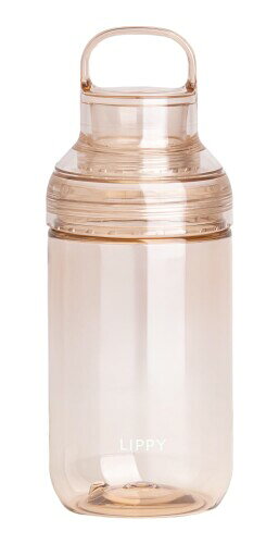 OSK LIPPY ウォーターボトル 700mL アンバー 日本製 軽量 広口 洗いやすい 持ち手付き パッキン付き 常温 BC-700 ここち良いリップラインの口あたり。スッキリとしたクリアなカラーで老若男女問わず使用しやすいラインナップとなっています。開閉時や持ち運びに便利なリングハンドル付き。 唇の形にフィットするこだわりの飲み口。程よい大きさでごくごく飲める。広口で手を入れて奥までしっかり洗える。洗いやすい構造。しっかり水分を摂りたいときに便利な大容量サイズ。スポーツやサウナなど汗をかくシーンや、美容・健康のための常温水補給。おうちでピッチャーとしても使えます。 軽くて割れにくいトライタン素材を使用。BPAフリー。1Lサイズでもカバンに持ち運びやすく、オフィスやアウトドアにも。 サイズ:85[ファイ]×H215mm 容量:700mL / 日本製 素材:キャップ・飲ミ口・本体:飽和ポリエステル樹脂 パッキン:シリコーンゴム ここち良いリップラインの口あたり。スッキリとしたクリアなカラーで老若男女問わず使用しやすいラインナップとなっています。 開閉時や持ち運びに便利なリングハンドル付き。 唇の形にフィットするこだわりの飲み口。程よい大きさでごくごく飲める。 広口で手を入れて奥までしっかり洗える。洗いやすい構造 普段使いに便利なお手軽サイズ。500mLでは少し足りない…という方にオススメ!ペットボトルくらいの高さでカバンにも入れやすい。 商品コード20081708124商品名OSK LIPPY ウォーターボトル 700mL アンバー 日本製 軽量 広口 洗いやすい 持ち手付き パッキン付き 常温 BC-700型番BC-700サイズ700 mlカラーアンバー※他モールでも併売しているため、タイミングによって在庫切れの可能性がございます。その際は、別途ご連絡させていただきます。※他モールでも併売しているため、タイミングによって在庫切れの可能性がございます。その際は、別途ご連絡させていただきます。