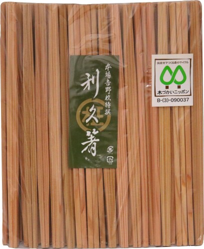 吉井商事 日本製 吉野杉 赤柾 利久 高級 割り箸 24cm 100膳 ポリ入り 懐石 料亭 YOS-061 本体サイズ:約24cm 材質:杉 原産国:日本 杉で作られた高級割り箸 利久箸は、細く削った両端に割りを入れて真ん中がつながっているのが特徴。 軽いので非常に持ちやすく食べやすい 懐石にも使用される高級感のあるお箸は、おもてなしや正月 ■吉事など「ハレ」の日におすすめ 業務用、イベントにも便利な100膳入り 商品コード20076055252商品名吉井商事 日本製 吉野杉 赤柾 利久 高級 割り箸 24cm 100膳 ポリ入り 懐石 料亭 YOS-061型番YOS-061カラー赤※他モールでも併売しているため、タイミングによって在庫切れの可能性がございます。その際は、別途ご連絡させていただきます。※他モールでも併売しているため、タイミングによって在庫切れの可能性がございます。その際は、別途ご連絡させていただきます。