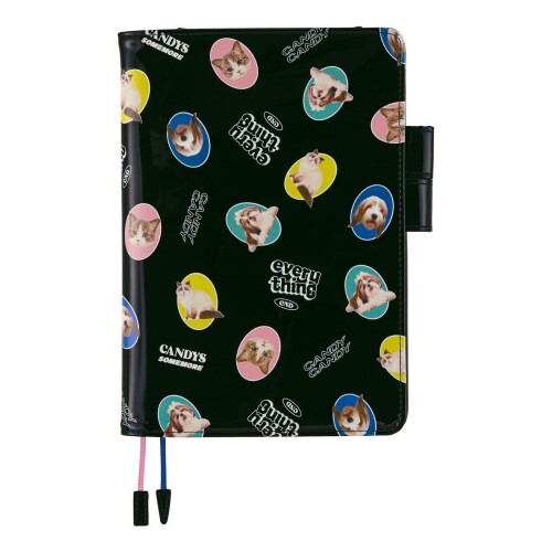ほぼ日手帳 カズン(A5)手帳カバー Candy Stripper/DOG&CAT RANDOM（black） ほぼ日手帳公式 カズン(A5)サイズ手帳用カバー 【素材】表側:PVC 内側:PVC ほぼ日手帳 カズン(A5)手帳カバー Candy Stripper/DOG&CAT RANDOM(black) A5サイズのほぼ日手帳本体用の手帳カバーです。 留め具としても機能するペン差し「バタフライストッパー」が付いています。 ファッションブランドCandy Stripperとのコラボカバー。 思わずきゅんとときめいてしまう犬と猫の写真を、英字ロゴとともにランダムに配置したデザイン。ツヤツヤのエナメル素材とシックなブラックの地がおしゃれさを引き立てます。 知っておいてほしいこと ■印刷物やビニール製品が長時間密着しないようにご注意ください 印刷やビニール製品を長い時間密着させておくと貼りつきや色移り、変質、破損の原因となりますのでご注意ください。 ■カバーの構造上、縫製の個体差や、裏地のたるみがでることがあります 180度平らに開くカバーの構造上、カバー表面の縫製がギャザーのように見えるものもあります。また裏地のたるみがでることがあります。あらかじめご了承ください。 ■ペンホルダーは、軸径が13.5ミリ程度のペンを収納できます バタフライストッパー(ペンホルダー)は、軸径が約13.5ミリ程度のペンは収納できます。 ■色合い、プリントに若干の個体差があります カバーのカラーやプリント柄は、白い生地に染色や印刷をしてつくられています。色合い、プリントの柄などはできるかぎり均一になるように確認しながら制作しておりますが、個体ごと、またはポケットなどのパーツごとに若干の色合いの違いや、プリントのにじみ、色ムラが出ることがあります。また、まれに黒や白の小さな点が見られることがあります。製造工程上避けられないものですのであらかじめご了承ください。 ■カバー ■オン ■カバーは使用できません PVC特性により変色 ■変質などが起こるおそれがあります。 商品コード20081697252商品名ほぼ日手帳 カズン(A5)手帳カバー Candy Stripper/DOG&amp;CAT RANDOM（black）型番T26N0203X0000サイズA5カラーブラック※他モールでも併売しているため、タイミングによって在庫切れの可能性がございます。その際は、別途ご連絡させていただきます。※他モールでも併売しているため、タイミングによって在庫切れの可能性がございます。その際は、別途ご連絡させていただきます。