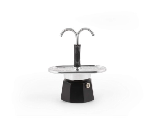 Bialetti（ビアレッティ） ミニエキスプレス 2カップ用 直火式 （コーヒーメーカー エスプレッソメーカー マキネッタ） このコーヒーメーカーは、味の喜びを伴う特別な約束のために設計されています。 革新的なディスペンサー:コーヒーはカップに直接入れられ、特別なアルミニウムプレートのおかげで保温されます。 スタイルの詳細:受け皿とカップ形状のハンドルにビアレッティのロゴ入り。 コーヒーメーカー2カップ。 Bialetti(ビアレッティ)は、1919年以来、創造性と情熱のイタリアの物語です。 簡単 で 美味しい エスプレッソをご自宅で楽しむことができます。エスプレッソにミルクを入れて本格的なカフェラテやカプチーノにも。 商品コード20082247266商品名Bialetti（ビアレッティ） ミニエキスプレス 2カップ用 直火式 （コーヒーメーカー エスプレッソメーカー マキネッタ）型番0007302/NPサイズ2カップカラーブラック・シルバー※他モールでも併売しているため、タイミングによって在庫切れの可能性がございます。その際は、別途ご連絡させていただきます。※他モールでも併売しているため、タイミングによって在庫切れの可能性がございます。その際は、別途ご連絡させていただきます。
