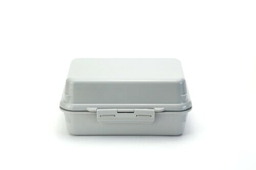 三好製作所 GEL-COOL ランチボックス 保冷剤一体型 オイスターGY deli 0101-0183 サイズ:幅16.6×奥行き12.5×高さ7.3cm 素材・材質:本体・留め具・仕切り/ポリプロピレン、保冷ブタ/ABS樹脂、パッキン/シリコーンゴム 生産国:日本 ※本体・留め具・仕切りのみ電子レンジ、食器洗浄機の使用可。 機能性をアップデートしたプラスシリーズがデビュー! プラスシリーズは、これまでのGEL-COOLの機能性を少しアップデートしたシリーズです。 蓋の断熱効果を上げることで、外気との急激な温度差によって生じる結露が出にくくなりました。 『GEL-COOL』はフタの部分に保冷ジェルが封入されており、フタを凍らせて使用することにより、フタそのものが保冷剤の役目を果たすランチボックス。 食材が25[度]以上になると雑菌の繁殖が活性化することが知られていますが、GEL-COOLプラスは保冷機能により外気温25[度]の環境で4時間程度、食材を15[度]以下に保ちます。 商品コード20076213268商品名三好製作所 GEL-COOL ランチボックス 保冷剤一体型 オイスターGY deli 0101-0183型番0101-0183サイズdeliカラーオイスターグレー※他モールでも併売しているため、タイミングによって在庫切れの可能性がございます。その際は、別途ご連絡させていただきます。※他モールでも併売しているため、タイミングによって在庫切れの可能性がございます。その際は、別途ご連絡させていただきます。